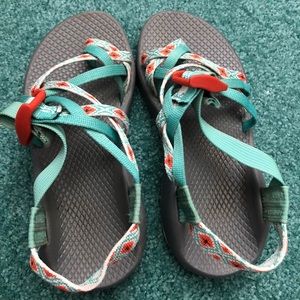 Woman’s size 5 chacos.